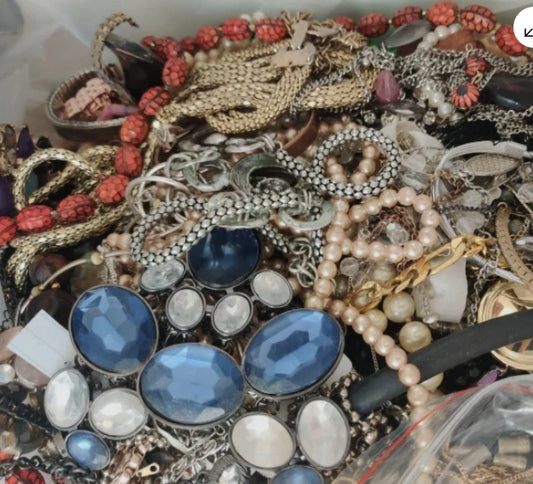 Wholesale Lot - 10kg of Vintage Costume Jewellery - mixed lot of bangles, neckla image 2