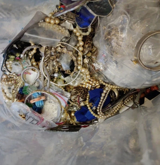 Joblot - Vintage & Costume Jewellery - mixed lot of bangles, necklas image 1