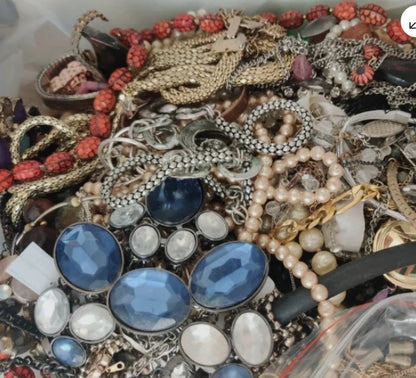 Wholesale Lot - 10kg of Vintage Costume Jewellery - mixed lot of bangles, neckla image 2