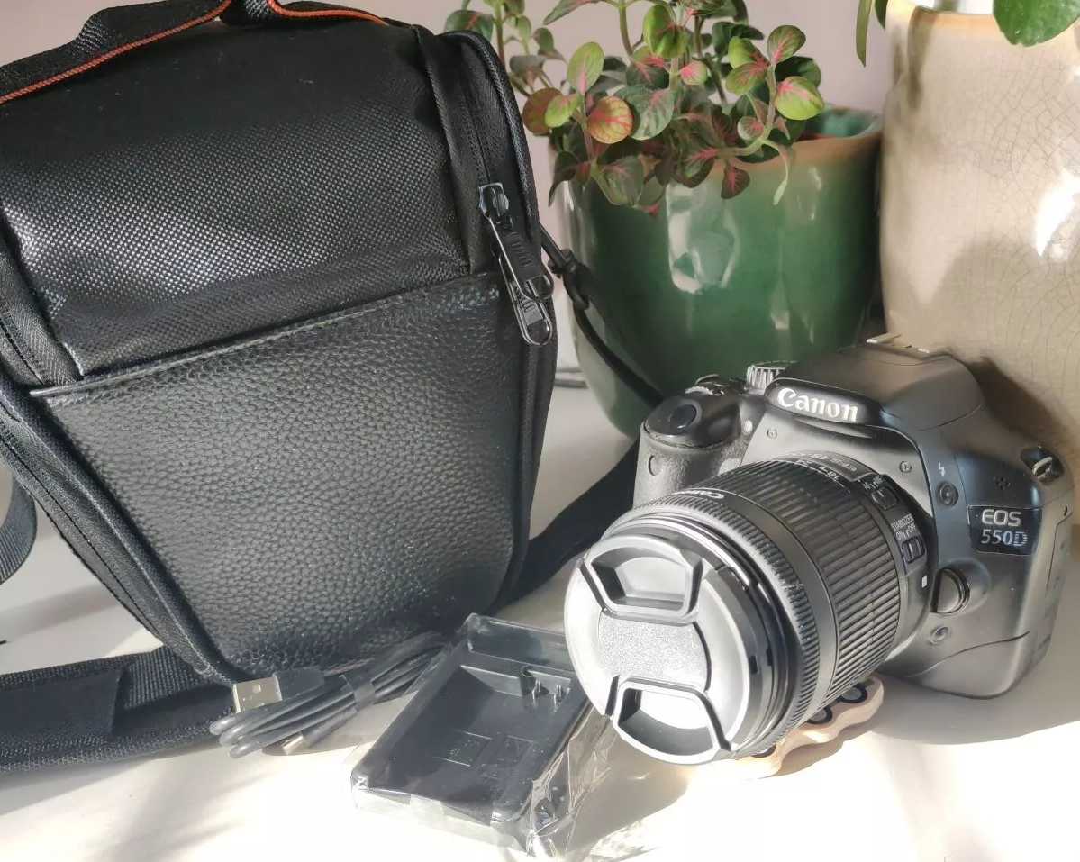 Canon EOS 550D 18.0MP Digital SLR Camera EF-S 18-55mm Lens + Bag Starter Kit image 0